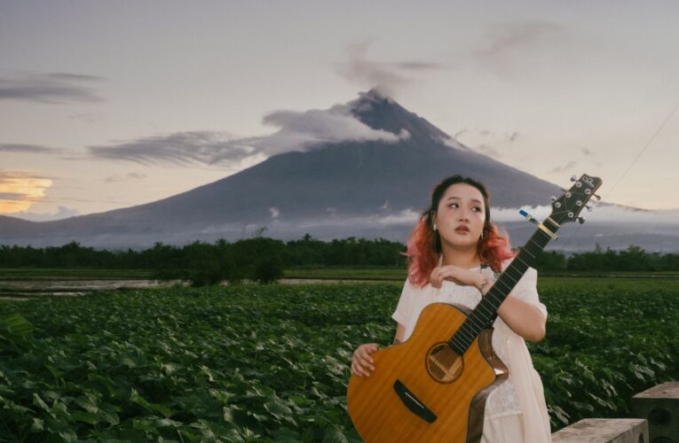 Filipino singer-songwriter dwta closes whimsical folk era with self-produced anti-Valentine’s show
